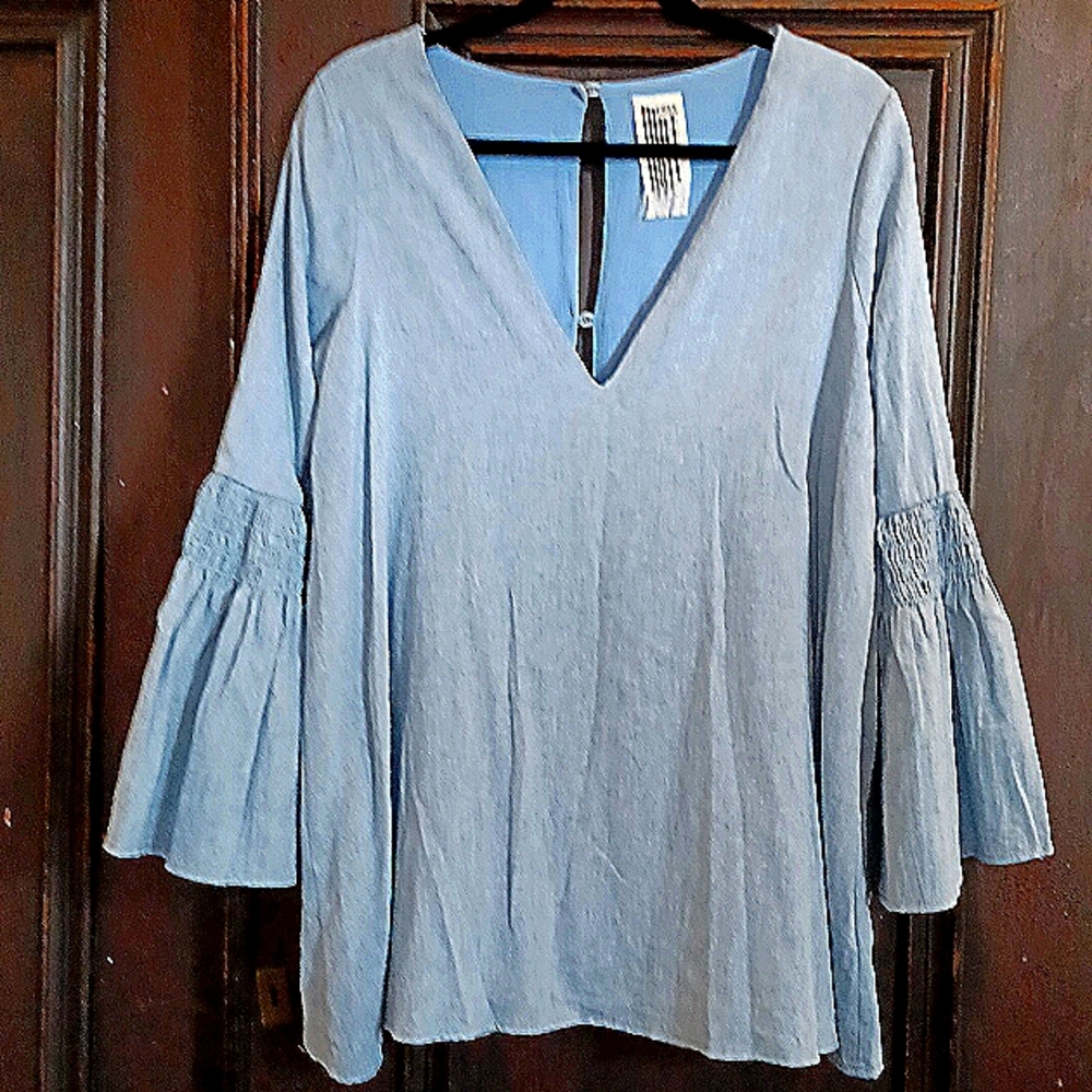 Free People baby blue tunic w belled sleeves keyhole button closure 100% cotton